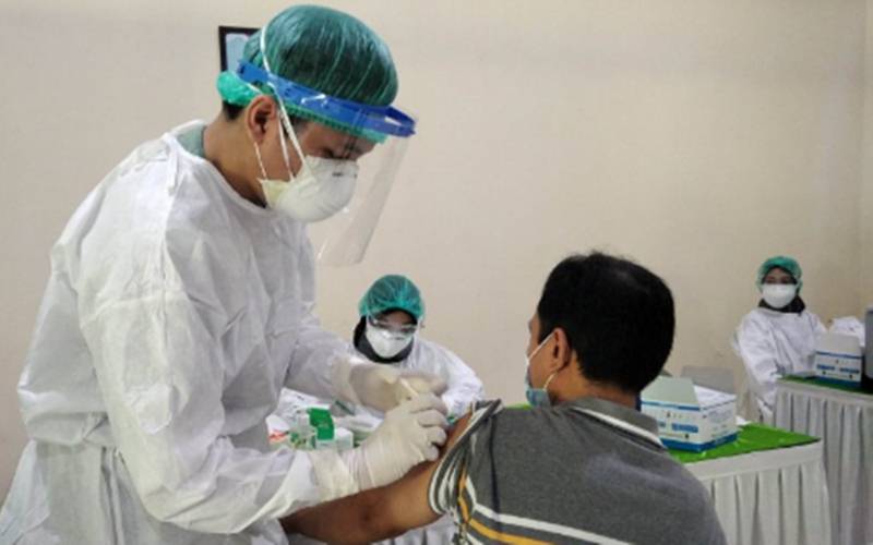 Salah seorang warga Kabupaten Kudus, Jawa Tengah, menjalani vaksinasi Covid-19 untuk mendukung percepatan vaksinasi agar bisa mencapai target sebanyak 607.063 saaran. - Antara/Akhmad Nazaruddin Lathif