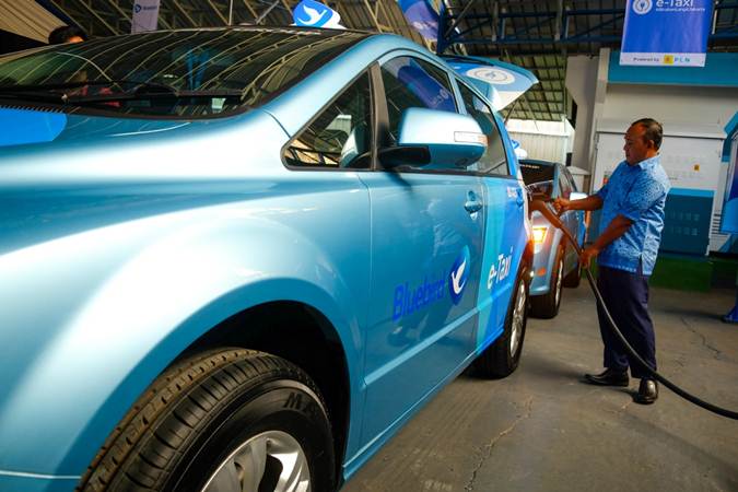 Pengemudi mengisi daya taksi listrik Bluebird di sela-sela peluncurannya di Jakarta, Senin (22/4/2019). - Bisnis/Felix Jody Kinarwan