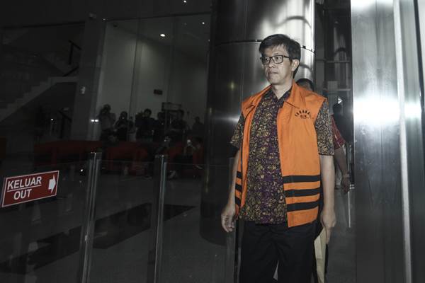 Tersangka kasus korupsi KTP elektronik Anang Sugiana bersiap menjalani pemeriksaan di gedung KPK, Jakarta, Senin (5/2). - Antara