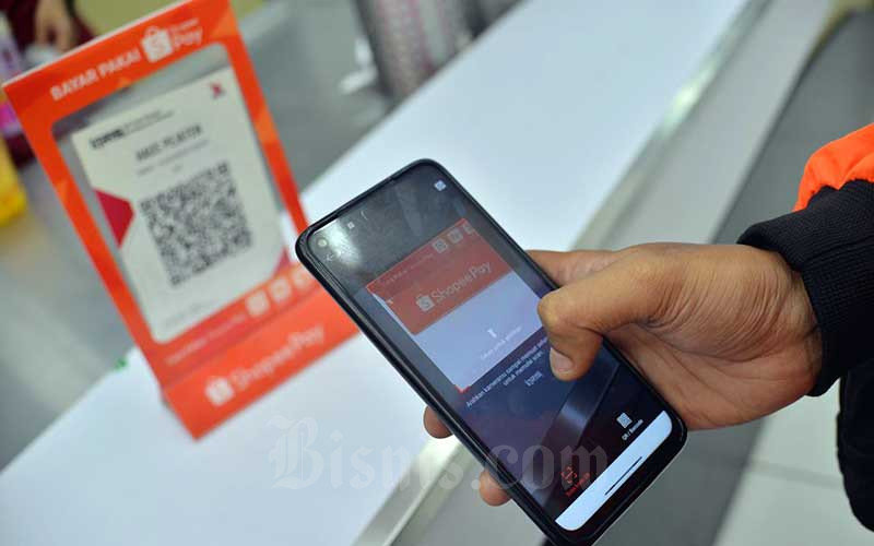 Konsumen menggunakan dompet digital ShopeePay saat melakukan pembayaran di Jakarta, Rabu (31/3/2021). Bisnis - Fanny Kusumawardhani 