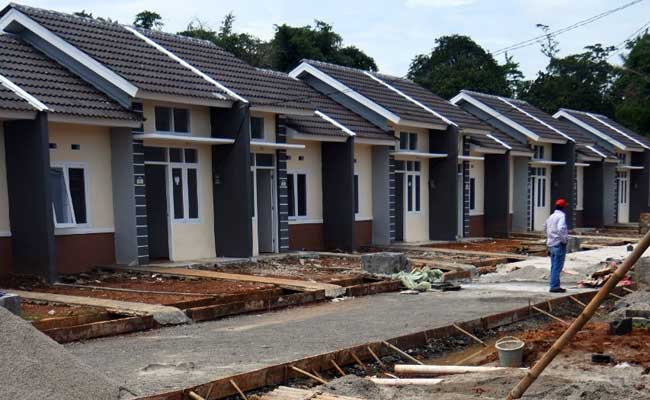 Pekerja menyelesaikan pembangunan perumahan di Jonggo, Jawa Barat, Selasa (11/02 - 2020).