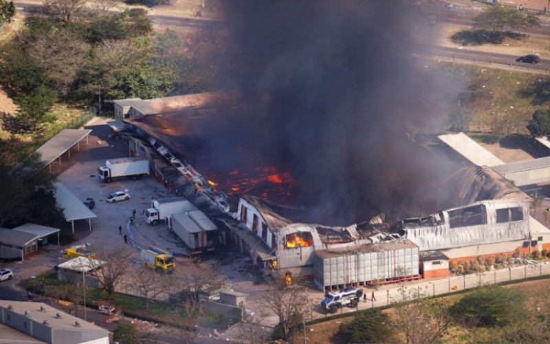 Sebuah gudang terbakar saat kerusuhan terjadi di Durban, Afrika Selatan, Rabu (14/7/2021). - Antara/Reuters
