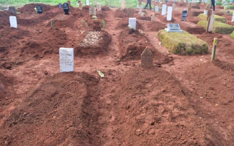 Keluarga Bawa Tukang Gali Kubur Sendiri untuk Makamkan Jenazah Covid-19 di TPU Cipenjo