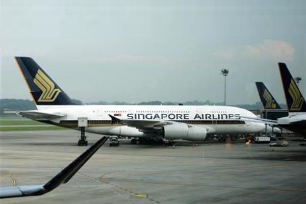Pesawat superjumbo Airbus A380 Singapore Airlines saat berada di Bandara Changi, 11 November  2010. - Reuters/Tim Chong