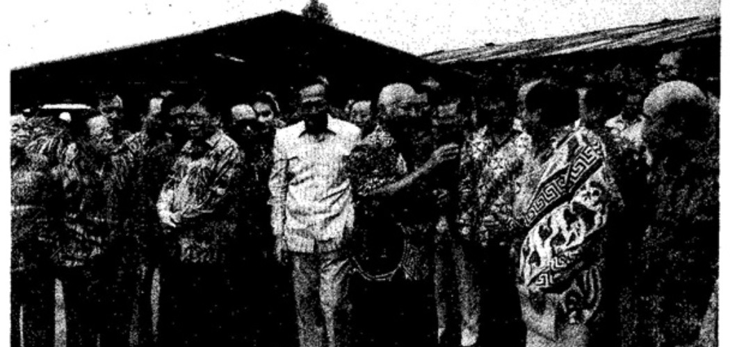 Presiden Soeharto saat menerima 31 konglomerat di pusat peternakan Tapos di Jawa Barat pada dekade 1990 - Antara