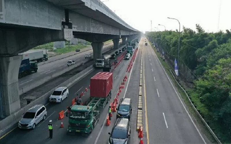Suasana lalu lintas di jalan tol Jakarta-Cikampek selama kebijakan peniadaan mudik Lebaran di Cikarang Barat, Kamis (13/5/2021). - Antara\r\n