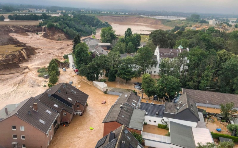 Suasana kota yang dilanda banjir parah di Erftstadt-Blessem, Jerman, Jumat (16/7/2021) - ANTARA/Reuters