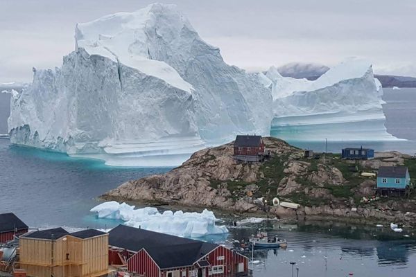 Sebuah gunung es raksasa terlihat di dekat Desa Innaarsuit, Greenland, Kamis (12/7). - Magnus Kristensen via Reuters