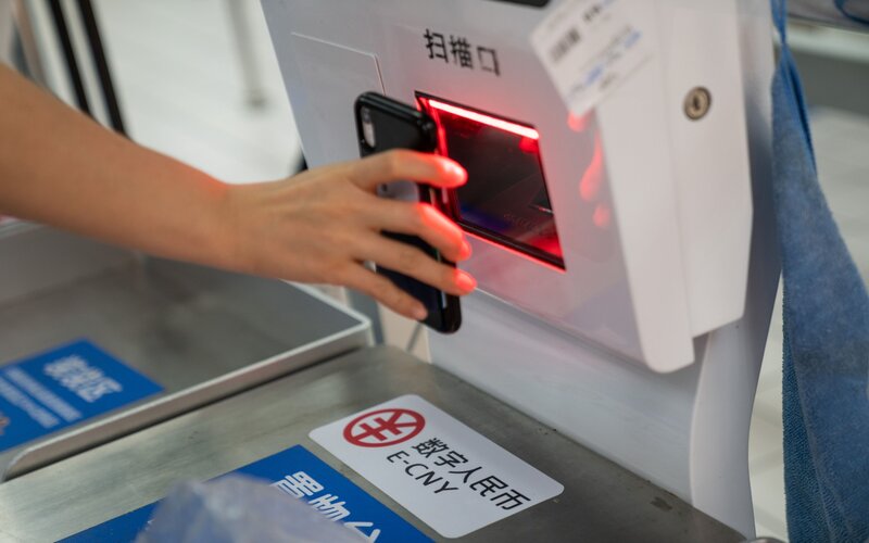 Yuan digital atau e-CNY yang tengah diujicobakan penggunaannya secara domestik di Shenzen, China - Bloomberg