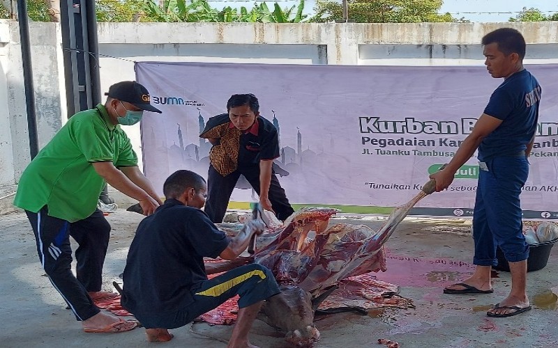 Petugas memotong daging  kurban.  PT Pegadaian (Persero) menyatakan pada perayaan Iduladha tahun ini, pihaknya menyelenggarakan kegiatan kurban dengan melakukan pemotongan 5 ekor sapi. - Istimewa