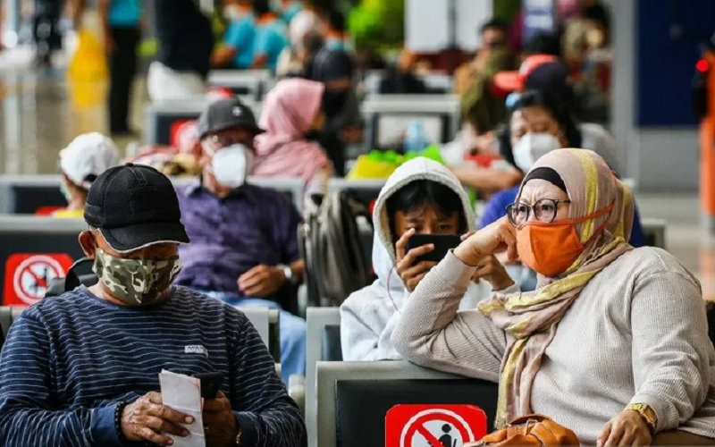 Penumpang menunggu kereta api di Stasiun Pasar Senen, Jakarta, Minggu (18/4/2021). Adanya larangan pemerintah untuk mudik pada tanggal 6 hingga 17 Mei mendatang, membuat sebagian warga memilih mudik lebih awal dan dalam satu pekan terakhir jumlah penumpang di stasiun tersebut berkisar antara 1.000-2.500 penumpang per hari. - Antara