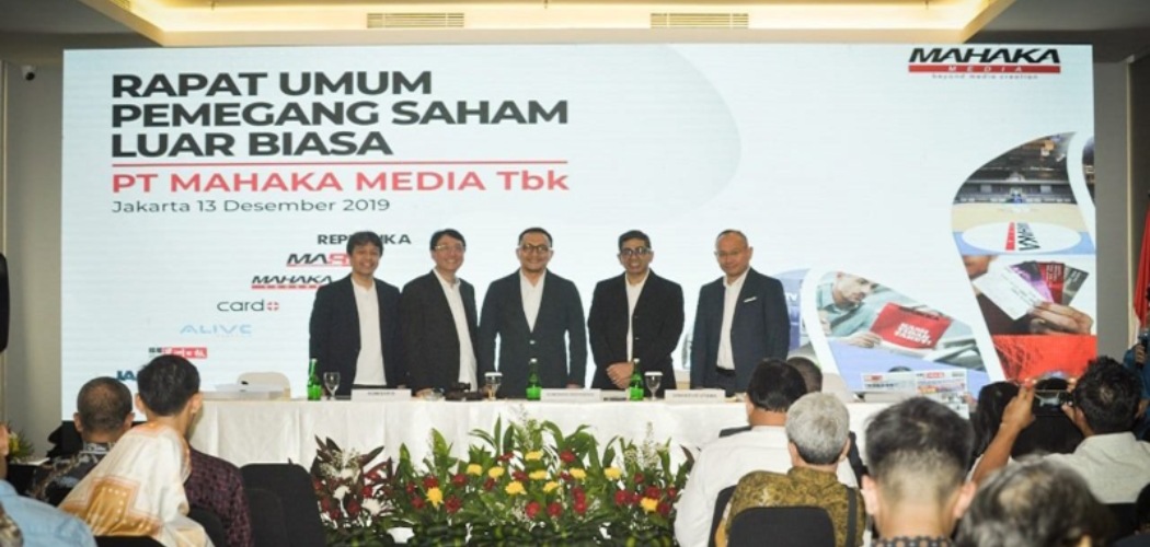 Manajemen PT Mahaka Media Tbk. (ABBA) berfoto bersama usai Rapat Umum Pemegang Saham Luar Biasa (RUPSLB) di Jakarta, Jumat (13/12/2019). - mahakamedia.com