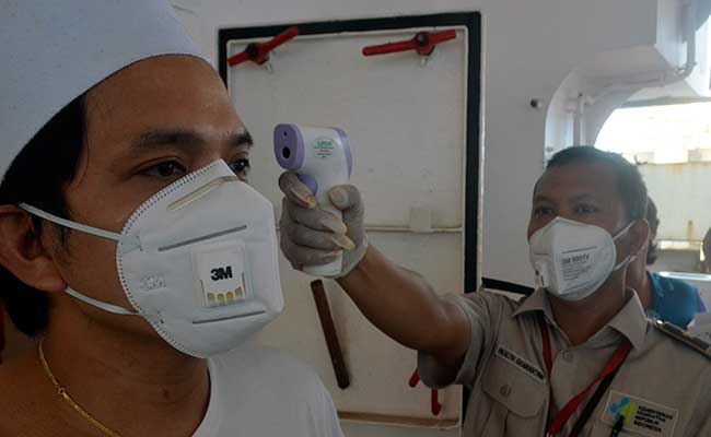 Petugas Kantor Kesehatan Pelabuhan (KKP) memindai suhu tubuh (thermoscan) anak buah kapal (ABK) Nong Lyla dari negara China menggunakan alat termometer di yang berlabuh di pelabuhan IPC Panjang, Bandar Lampung, Lampung, Selasa (29/1/2020). Pemeriksaan tersebut untuk mengantisipasi penyebaran virus Corona yang telah mewabah di beberapa negara khususnya Tiongkok. ANTARA FOTO - Ardiansyah