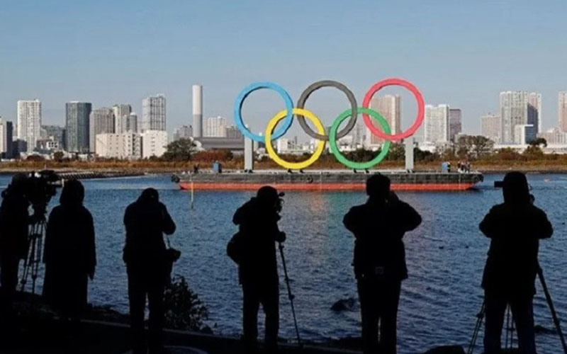 Wartawan mengambil gambar cincin raksasa Olimpiade pada 1 Desember 2020 di Tokyo, Jepang./Antara - Reuters