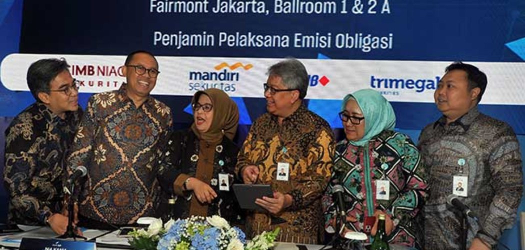 Direktur Utama Bank bjb Yuddy Renaldi (ketiga kanan), Direktur Operasional Tedi Setiawan (kiri), Direktur Kepatuhan Agus Mulyana (kedua kiri), Direktur Keuangan & Manajemen Risiko Nia Kania (ketiga kiri), Direktur Konsumer & Ritel Suartini (kedua kanan) dan Direktur IT, Treasury & International Banking Rio Lanasier, berbincang usai Investor Gathering, di Jakarta, Rabu (29/1/2020). - ANTARA FOTO/Audy Alwi