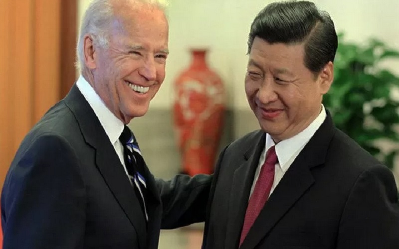 Joe Biden (kiri) saat masih menjabat Wapres AS bertemu Presiden China Xi Jinping dalam satu kesempatan di Balai Agung Rakyat China di Beijing pada tahun 2011. - Antara\r\n\r\n