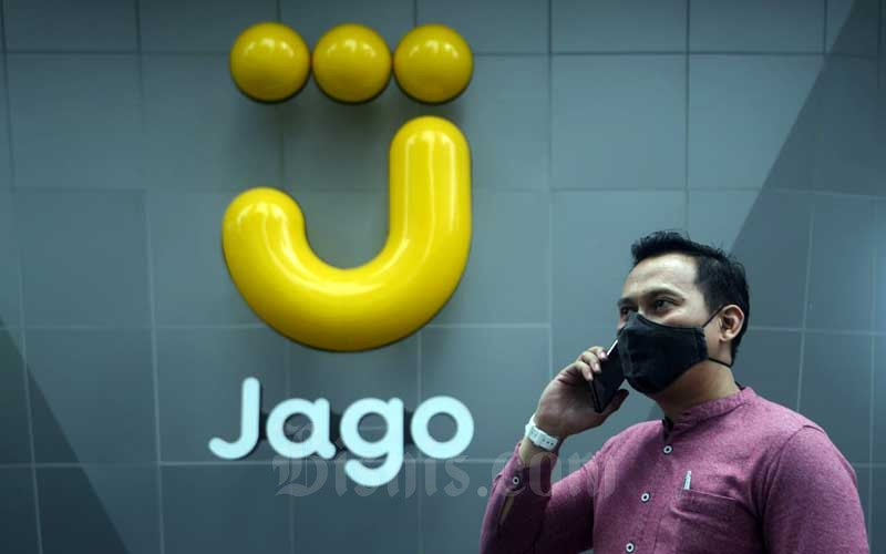 Karyawan beraktivitas didepan logo Bank Jago di Jakarta, Senin (29/3/2021). Bisnis - Abdurachman 