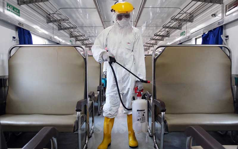 Petugas saat melakukan penyemprotan disinfektan pada gerbong kereta api di Stasiun Pasar Senen, Jakarta, Minggu (15/3/2020). Bisnis - Eusebio Chrysnamurti\n