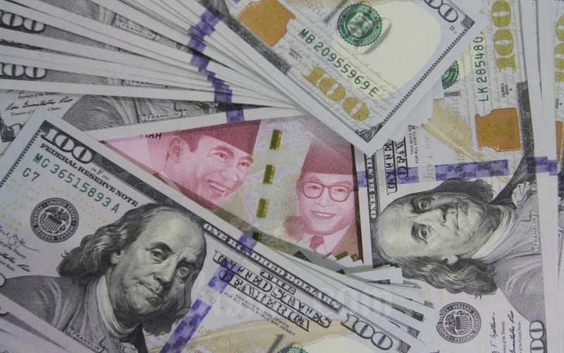 Tumpukan uang dolar dan rupiah di Kantor Cabang Bank Mandiri di Jakarta, Kamis (14/1/2021). Bisnis - Himawan L Nugraha