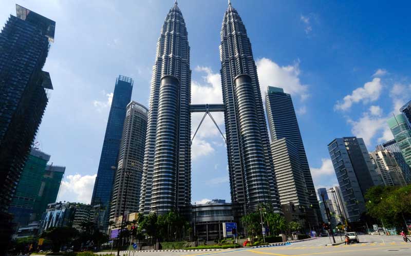 Suasana sepi di sekitar Menara Kembar Petronas di Kuala Lumpur, Malaysia, Selasa (1/6/2021). Malaysia meluncurkan paket US9,7miliar untuk membantu orang dan perusahaan saat lockdown nasional selama dua minggu yang dimulai hari ini. Bloomberg - Samsul Said