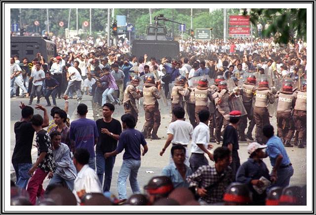 Peristiwa 27 Juli 1996 atau Peristiwa Kudatuli (Kerusuhan Dua Puluh Tujuh Juli) atau Peristiwa Sabtu Kelabu (kejadian terjadi pada  Sabtu) adalah peristiwa pengambilalihan secara paksa kantor DPP Partai Demokrasi Indonesia (PDI) di Jalan Diponegoro 58 Jakarta Pusat yang saat itu dikuasai pendukung Megawati Soekarnoputri - Istimewa 
