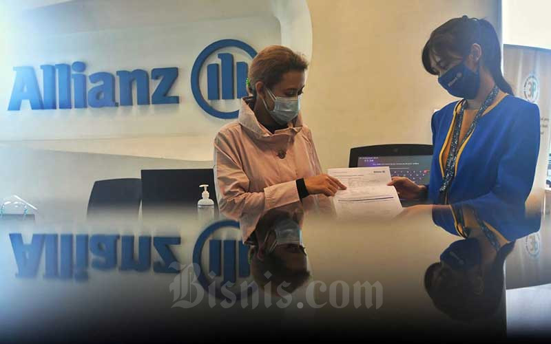 Karyawan melanyani nasabah di kantor Allianz di Jakarta, Senin (1/2/2021). Bisnis - Abdurachman