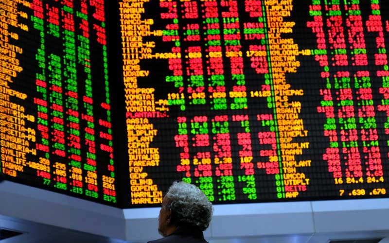 Warga melihat harga saham yang ditampilkan di galeri perdagangan kantor pusat RHB Investment Bank Bhd di di Kuala Lumpur, Malaysia, Selasa (17/3/2020). Bloomberg - Samsu