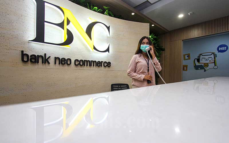 Karyawati beraktivitas di sekitar logo Bank Neo Commerce di Jakarta, Kamis (19/4/2021). Bisnis - Arief Hermawan P