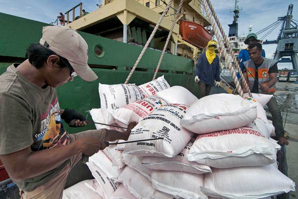 Pekerja membongkar muatan pupuk urea ke truk di Pelabuhan Pantoloan, Palu, Sulawesi Tengah, Jumat (17/2).  - Antara/Fiqman Sunandar