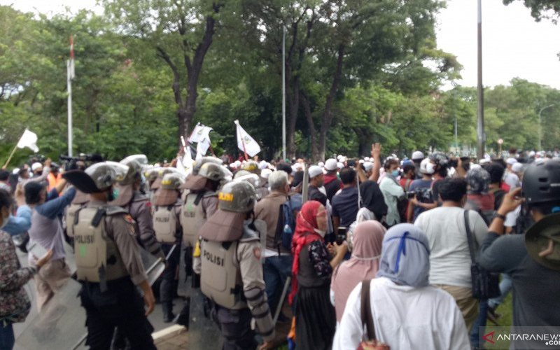 Kepolisian membubarkan massa aksi demonstrasi 1812 yang berkonsentrasi di Patung Kuda, Monas, Gambir, Jakarta Pusat, pada Jumat siang (18/12/2020) - ANTARA - Fianda Sjofjan Rassat