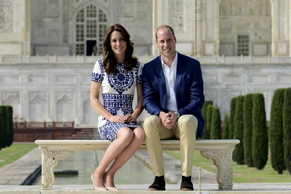 Kate Middleton dan Pangeran William berfoto di Taj Mahal saat berkunjung ke India - Reuters