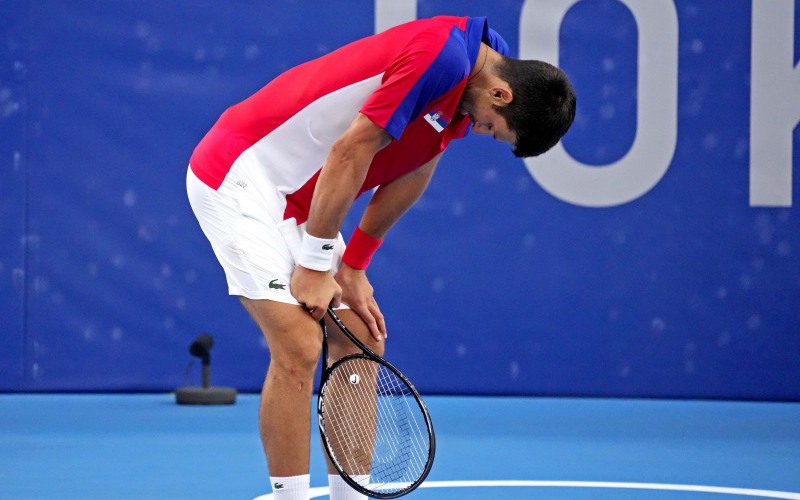 Petenis Serbia Novak Djokovic tertunduk lesu setelah dikalahkan oleh pemain Spanyol Pablo Carreno Busta dalam laga perebutan medali perunggu Olimpiade Tokyo 2020 di Ariake Tennis Park, Tokyo, Sabtu (31/7/2021)/Antara - Reuters/Robert Deutsch