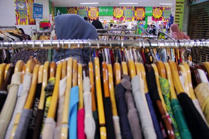 Konsumen memilih barang kebutuhan di salah satu gerai supermarket Giant di Jakarta, Minggu (23/6/2019). - Bisnis/Triawanda Tirta Aditya
