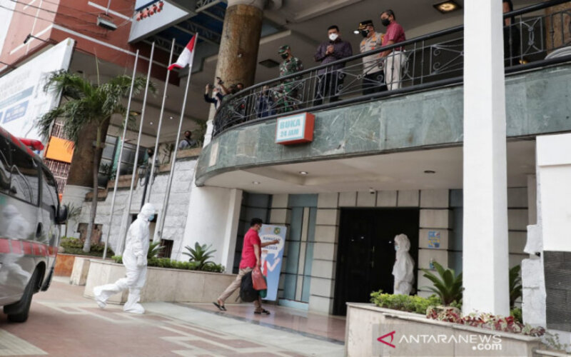 Wali Kota Medan Bobby Nasution (kedua kiri) di lantai atas ketika seorang pasien masuk ke eks Hotel Soechi, Medan, Minggu (1/8/2021). - Antara/Diskominfo Kota Medan