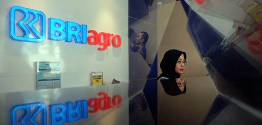 Karyawati melayani nasabah di kantor cabang PT Bank Rakyat Indonesia Agroniaga Tbk. (BRI Agro), di Jakarta, Jumat (9/11/2018). - JIBI/Nurul Hidayat