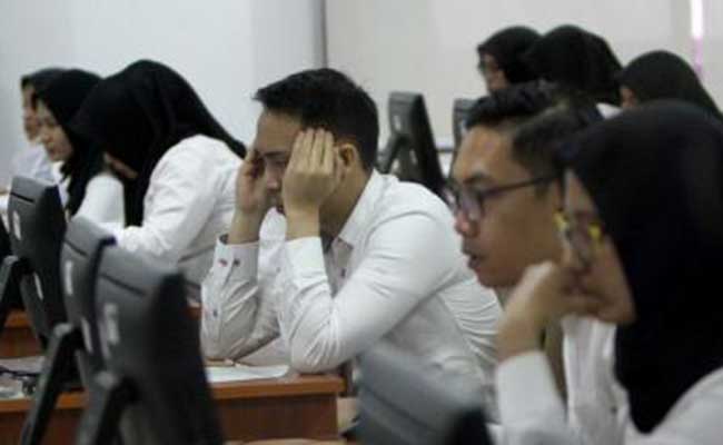 Peserta mengikuti Seleksi Kompetensi Dasar (SKD) berbasis Computer Assisted Test (CAT) untuk Calon Pegawai Negeri Sipil (CPNS) di kantor Badan Kepegawaian Negara (BKN) Pusat, Jakarta, Senin (27/1/2020). JIBI/Bisnis - Arief Hermawan P