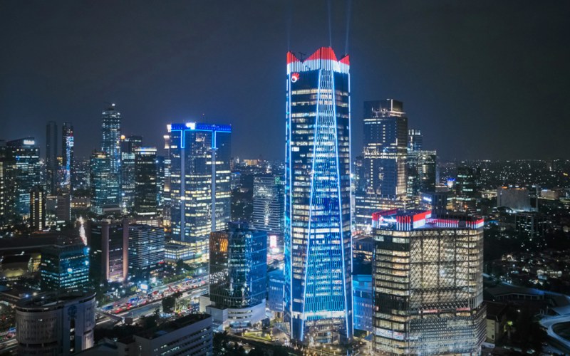 Pendar cahaya dari lampu gedung Telkom Landmark Tower, kawasan Gatot Subroto, Jakarta Selatan. - tlt.co.id
