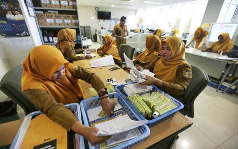 Aparatur Sipil Negara (ASN) Bagian umum Sekretariat Pemerintah Kota Banda Aceh kembali beraktivitas pada hari pertama masuk kerja di Banda Aceh, Aceh, Senin (10/6/2019). - ANTARA - Irwansyah Putra\r\n