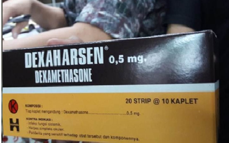 Pedagang Pasar Pramuka memperlihatkan kardus kemasan obat Dexamethasone, Kamis (18/6/2020). - AntaraAndi Firdaus