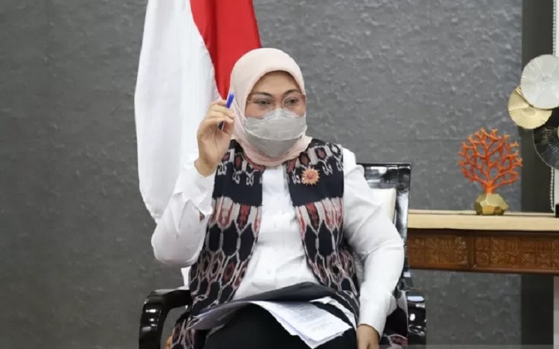 Menaker Ida Fauziyah dalam konferensi pers virtual Kementerian Ketenagakerjaan (Kemnaker) yang dipantau dari Jakarta pada Senin (12/4/2021). - Antara\r\n