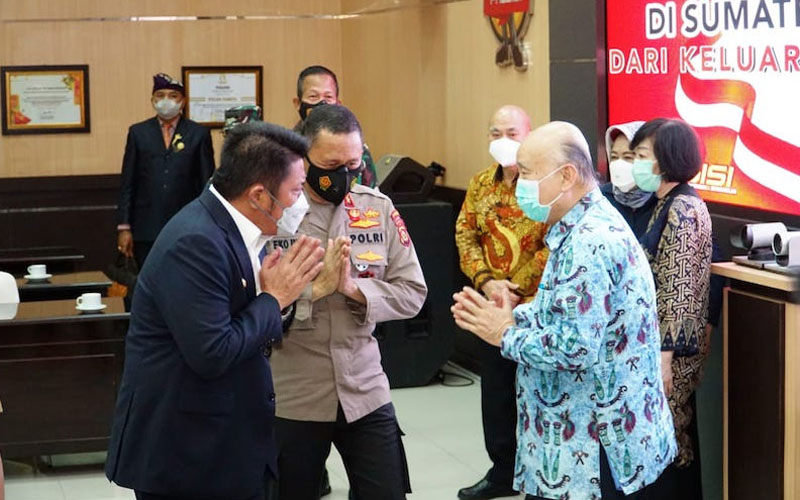 Gubernur Sumsel Herman Deru (kiri) didampingi Kapolda Sumsel Irjen Pol Eko Indra Heri menerima bantuan penanganan Covid-19 secara simbolis dari keluarga Akidi Tio di Mapolda Sumsel, Palembang, Senin (26/7 - 2021) - Dok. - Antara