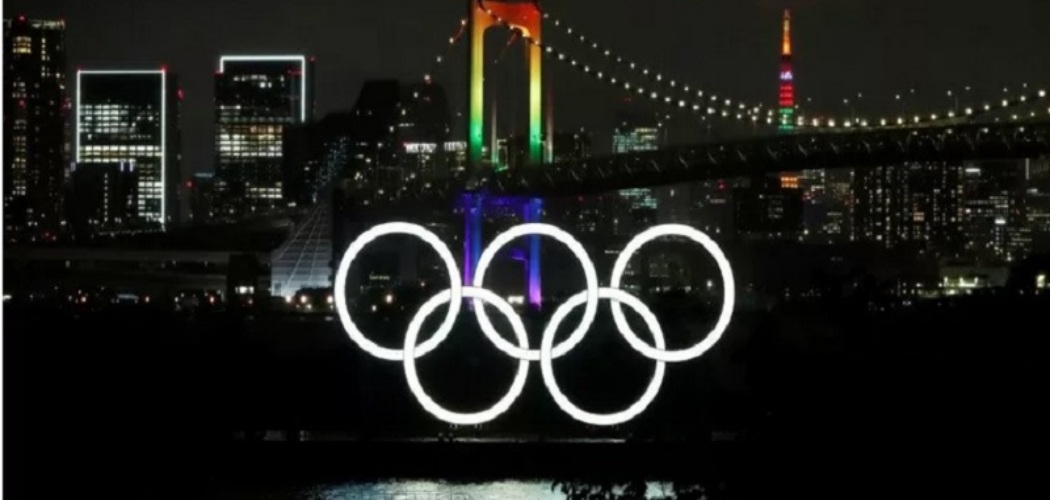 Jembatan Pelangi dan Menara Tokyo bercahaya dengan warna Olimpiade untuk memperingati hitung mundur 100 hari menuju Olimpiade Tokyo 2020 yang telah ditunda ke tahun 2021 akibat penyebaran  Covid-19 di Tokyo, Jepang, Rabu (14/4/2021). - Antara/Reutersrn