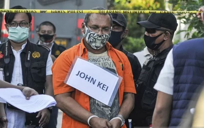 John Kei (tengah) memperagakan reka ulang perencanaan penyerangan di Bekasi, Jawa Barat, Senin (6/7/2020). Pada rekonstruksi tersebut John Kei bersama anak buahnya memperagakan delapan adegan di dua lokasi. - Antara\r\n\r\n