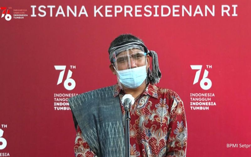 Aktivis Lingkungan Togu Simorangkir menyampaikan keterangan pers usai bertemu Presiden Joko Widodo di Istana Negara, Jakarta pada Jumat 6 Agustus 2021 / Youtube Setpres