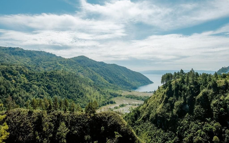 Terletak di punggungan bukit di antara Parapat dan Balige, Adian Nalambok menjadi salah satu spot terbaik untuk menikmati keindahan Danau Toba.  - Bisnis.com/Janlika