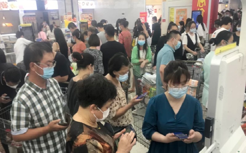 Panic buying terjadi di salah satu supermarket di kota Wuhan, China menyusul masuknya Covid-19 varian Delta - NPR.org