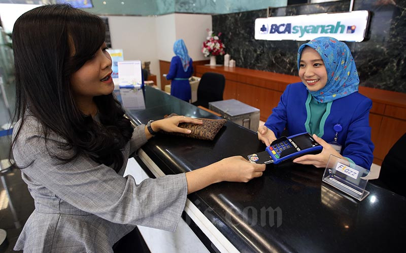 Karyawan melayani nasabah yang melakukan transaksi di kantor cabang Bank BCA Syariah di Jakarta, Selasa (7/1/2020). Bisnis - Abdullah Azzam