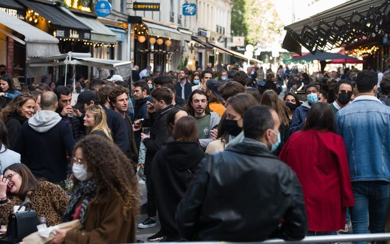 Pelanggan berduyun-duyun ke teras kafe yang dibuka kembali di Paris pada 19 Mei 2021.  - Bloomberg/Nathan Laine