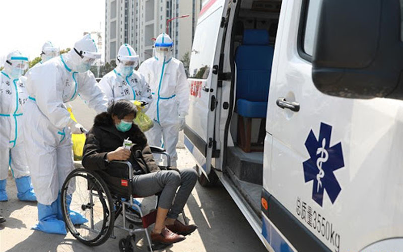Seorang pasien Covid-19 diizinkan pulang dari Rumah Sakit Leishenshan (Gunung Dewa Petir) di Wuhan, Provinsi Hubei, China, Kamis (4/4/2020). Rumah sakit itu menutup area bangsal umum terakhirnya pada Kamis (9/4/2020)./Antara - Xinhua