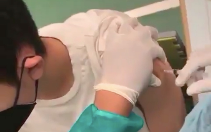 Tangkapan layar dari video yang viral dan diklaim sebagai praktik vaksin kosong - Twitter/@Irwan2yah